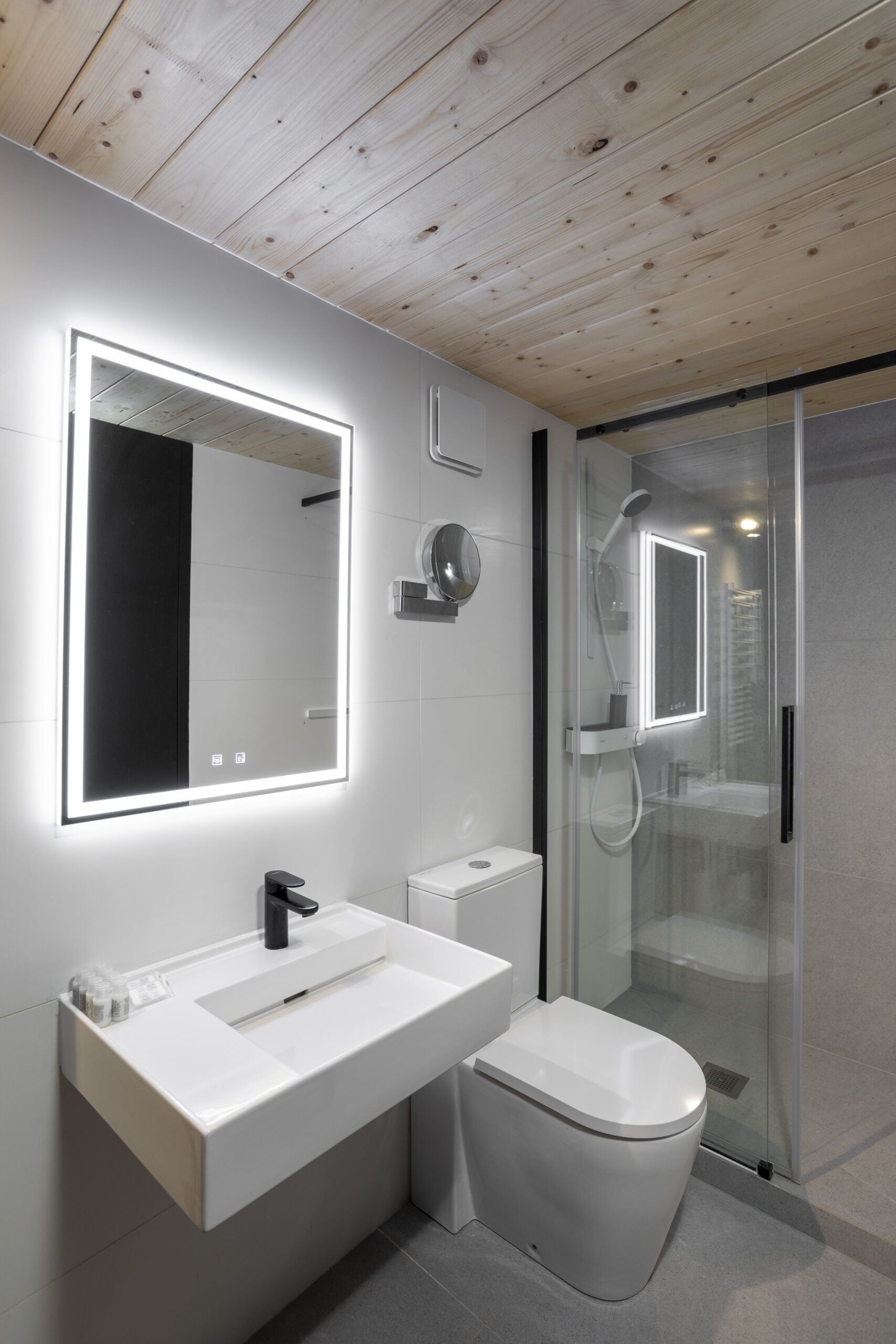 Salle d'eau avec douche