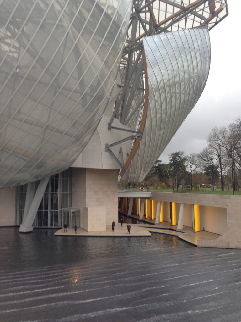 cascade et bassin de la Fondation Louis Vuitton
