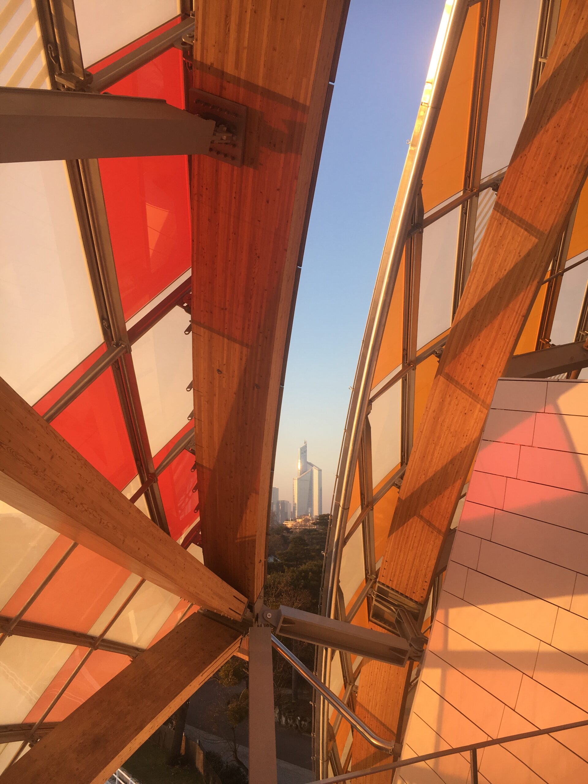 Voile de la fondation Louis Vuitton habillées par Daniel Buren / Vue sur la défense